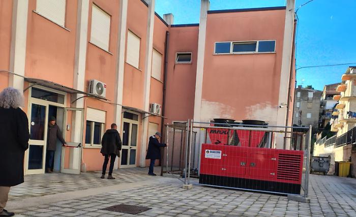 Scuole al caldo a Favara: si accendono i motori alla Guarino e alla Mendola-Vaccaro. Il sindaco: "Scusate per l'attesa"