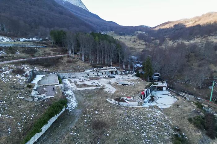 Rigopiano, nove anni dopo: fiaccole, 29 rose bianche e il processo che potrebbe riaprire le ferite