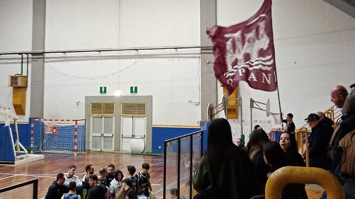 Basket: grave episodio di violenza durate la sfida di serie C Cus Palermo-Virtus Trapoani, uattro individui incappucciati fanno irruzione in tribuna e aggrediscono e strappano la bandiera dei tifosi o