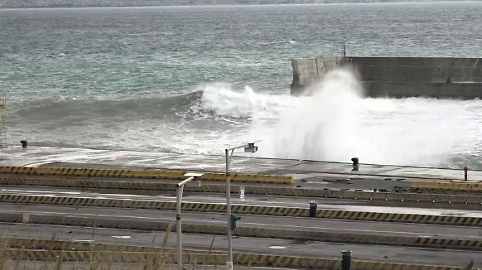 Mareggiate, chiude il porto a sud di Messina: traghetti deviati e vertice sul ritardo dei lavori