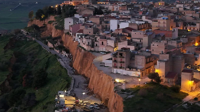 Frana a Sante Croci di Niscemi: il palazzetto Pio La Torre diventa rifugio per gli sfollati