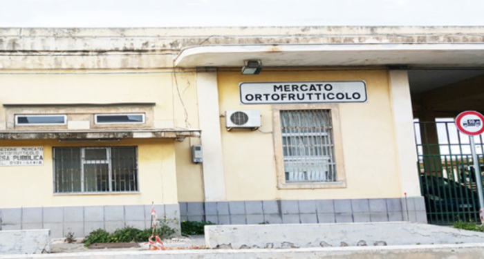 Siracusa, beccato dalle telecamere mentre abbandona rifiuti: scatta multa e sospensione patente