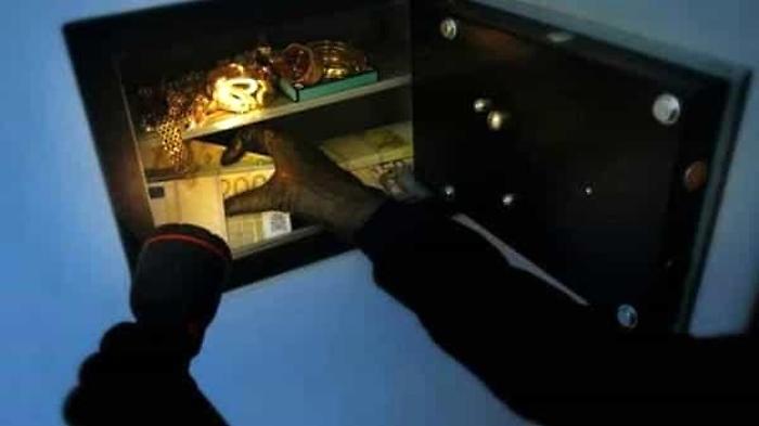 Colpo grosso in un'agenzia assicurativa: i ladri portano via 15.000 euro in contati, gioielli e carnet d'assegni