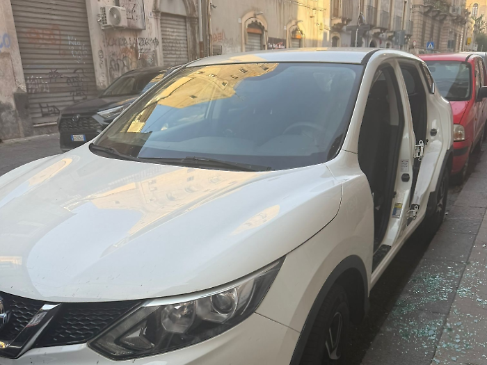 A Catania ci risiamo: Nissan Qashqai ritrovata senza sportelli in via Caronda