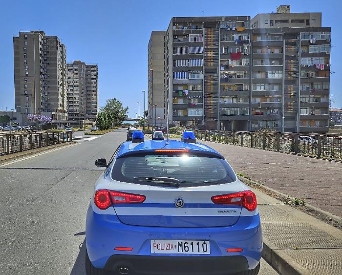 Con una mazza da baseball minaccia madre e sorella per avere i soldi della droga: arrestato