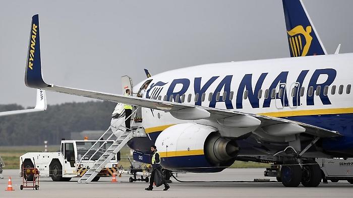Ryanair e l'annuncio che spiazza: &laquo;Biglietti pi&ugrave; cari anche dopo Pasqua. Il consiglio per risparmiare&raquo;