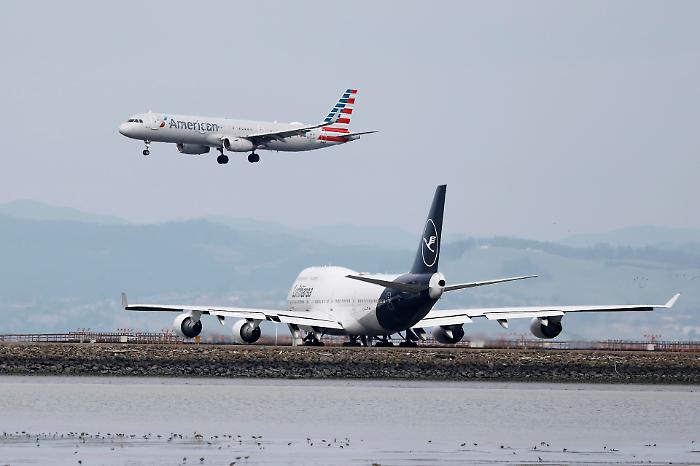 Carburante aereo razionato in 4 aeroporti italiani: cosa sta succedendo e cosa rischiamo se finisce il jet fuel