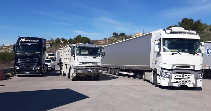 Trasportatori, la protesta &laquo;non si ferma&raquo;. E la Regione annuncia un piano da 25 milioni per il caro carburanti