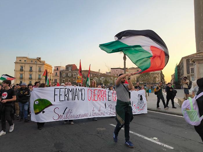 Catania accoglie la nuova Global Flotilla, un migliaio per le vie del centro: &laquo;Il genocidio a Gaza continua&raquo;