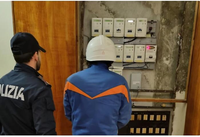 Maxi intervento della Polizia: denunciati due giovani per fuga e possesso di grimaldelli; altri due per furto di energia