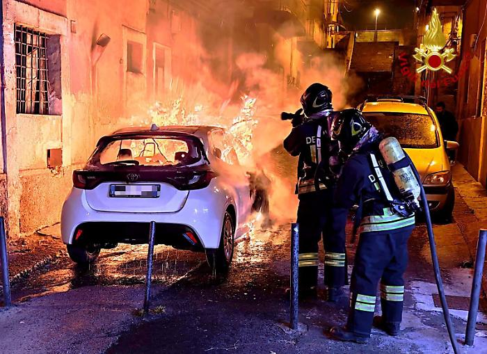 Notte di fuoco a Lentini, brucia un'automobile: i pompieri spengono il rogo in via Del Prete