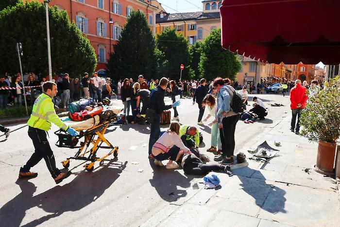 Terrore a Modena, marito e moglie feriti stabili in ospedale. Un ufficiale ha salvato la donna amputata