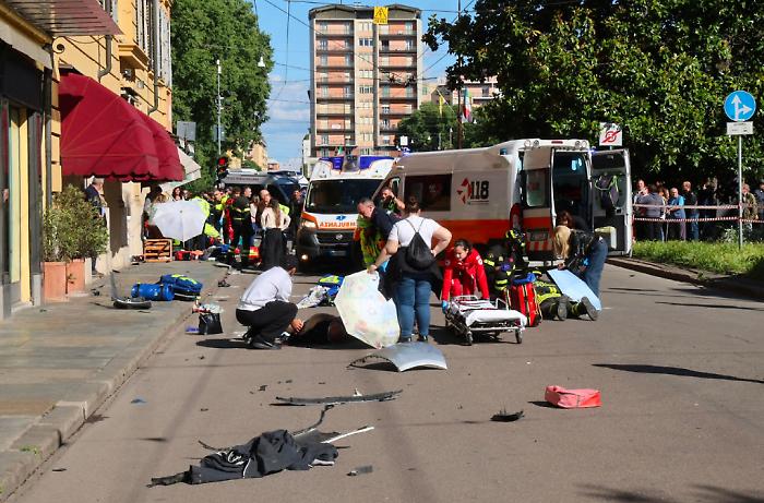 Donna di 55 anni lotta tra la vita e la morte dopo i fatti a Modena: tre feriti dimessi