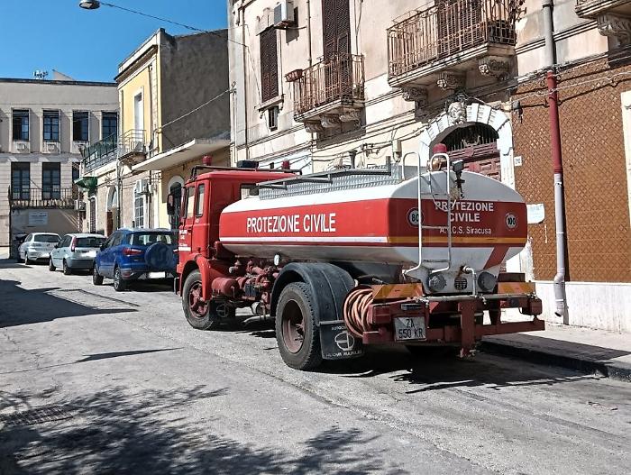 La solitudine dell'autobotte: quando l'aiuto arriva nel giorno sbagliato