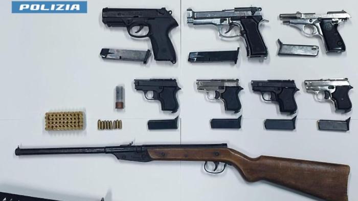 Scoperto mini arsenale: sette pistole sequestrate a un 20enne