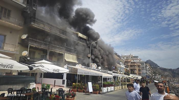 Giardini Naxos, incendio al lungomare Tisandros
