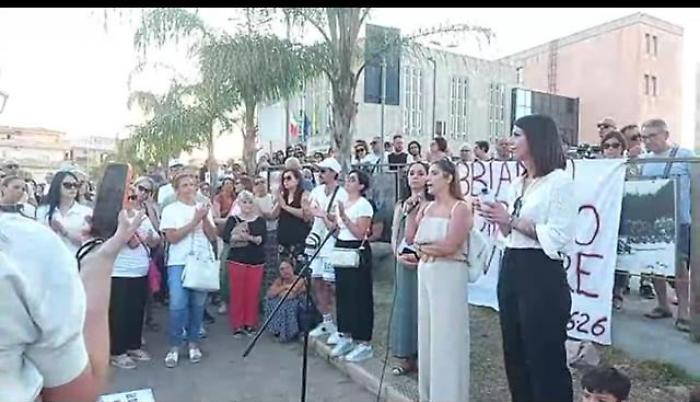 Priolo, centinaia in piazza: &laquo;Non vogliamo respirare veleni&raquo;