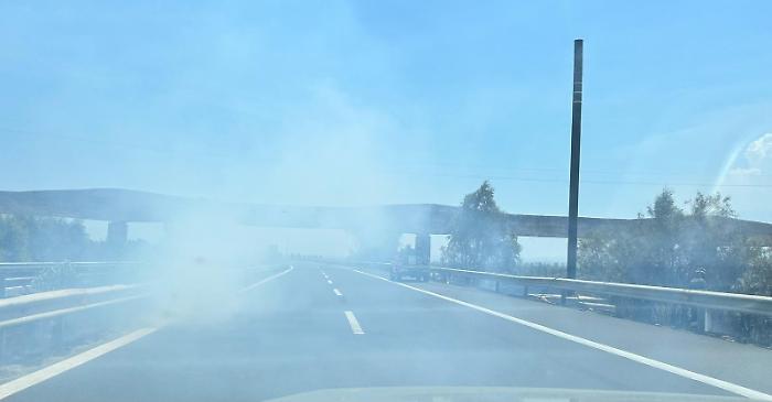  Fuoco sulla Palermo-Catania: fiamme sui due lati della carreggiata, traffico in tilt
