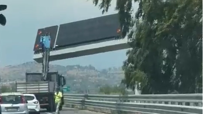 Tangenziale di Catania, un camion che trasportava una gru urta il tabellone luminoso e rimane incastrato: caos traffico 