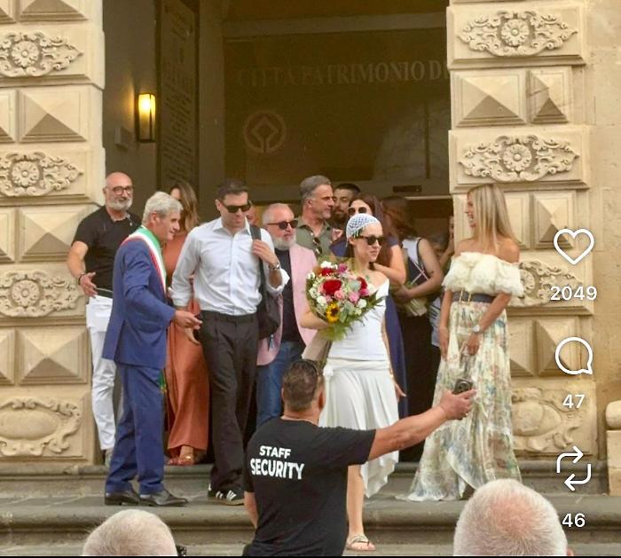Aurora Ramazzotti e Goffredo Cerza, nozze intime nel paese di Pippo Baudo tra cuffietta, infradito e selfie