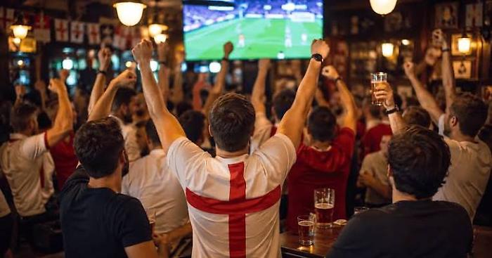 Gran Bretagna, pub aperti in Inghilterra e Galles fino all'alba: la polizia irritata col governo