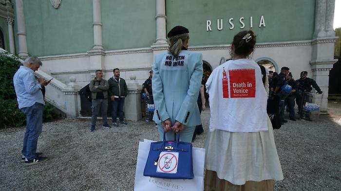  Il caso del padiglione russo costa caro a Venezia: stop ai fondi europei 
