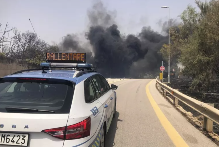 Le fiamme invadono strade e autostrade, chiusa la SS114 &ldquo;Orientale Sicula&rdquo;