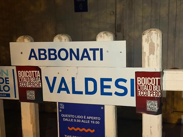 Palermo, blitz notturno a Mondello: decine di adesivi anonimi invitano al boicottaggio dell'Italo Belga