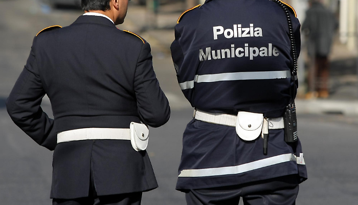 Vigile urbano aggredito a Catania mentre sanziona auto in sosta vietata: giovane bloccato e denunciato