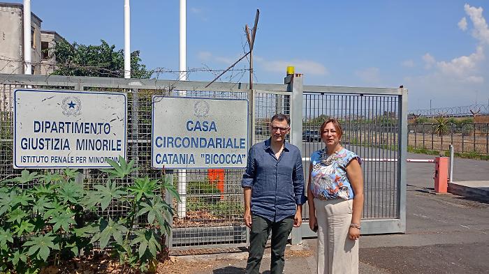 Lanciati 23 cellulari nel carcere di Bicocca per i detenuti dell'alta sicurezza. Barbagallo (Pd): &laquo;Permeabilit&agrave; preoccupante&raquo;