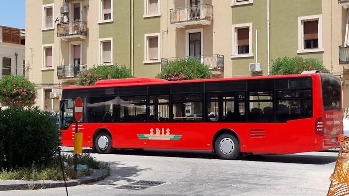 Siracusa, consegnate le tessere trasporto gratuito per anziani e disabili: i sindacati chiedono il potenziamento del servizio