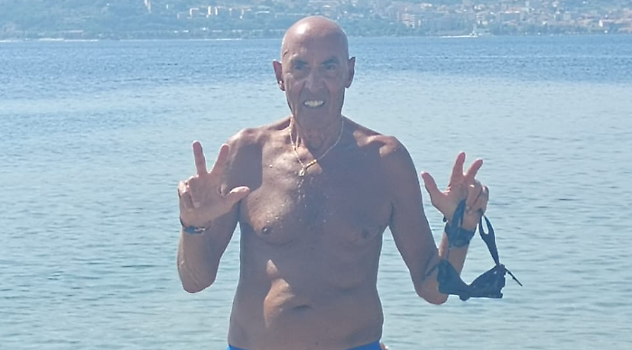 E sono tre: a 77 anni Nicol&ograve; Cucchiara attraversa lo Stretto a nuoto