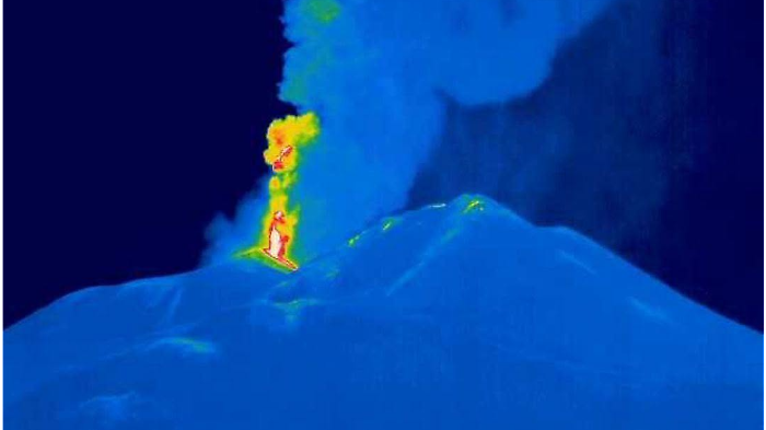 Etna, la tregua &egrave; gi&agrave; finita: nella notte riprese attivit&agrave; esplosiva e produzione di cenere dalla Voragine
