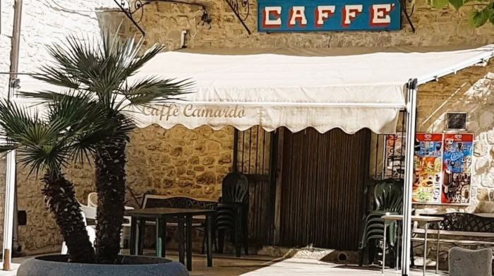 Bar chiude dopo 138 anni: scrittori e artisti si mobilitano per la riapertura