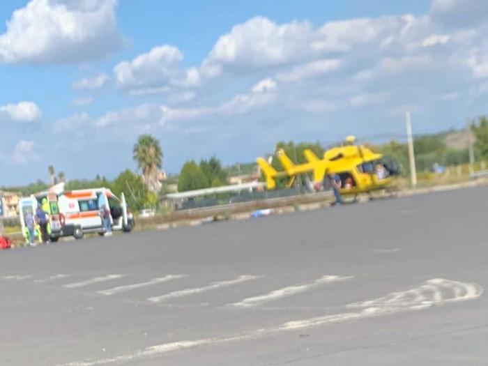 Nel Catanese, un operaio cade mentre lavora in un in magazzino: è ferito grave