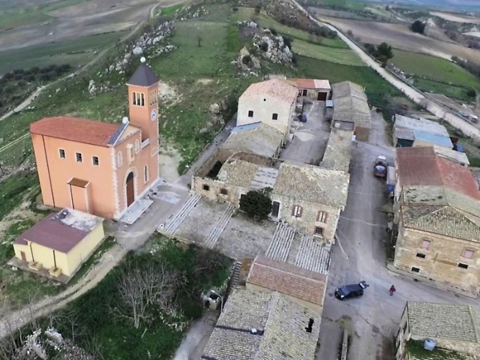 Caltanissetta, l'annuncio del prete: «Chi viene a messa la domenica al borgo S. Rita riceverà l’antipastino»