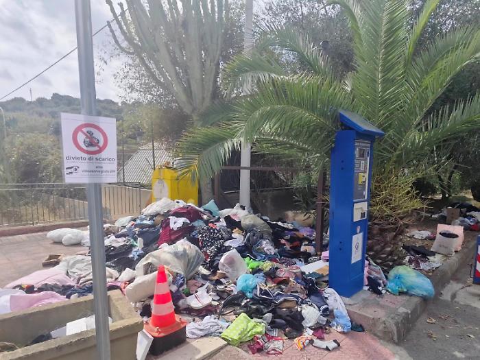 Abbandono vestiti usati: è emergenza