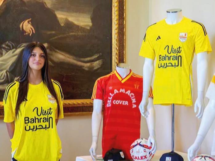 Le nuove maglie  dell'Acr Messina con il logo della discordia