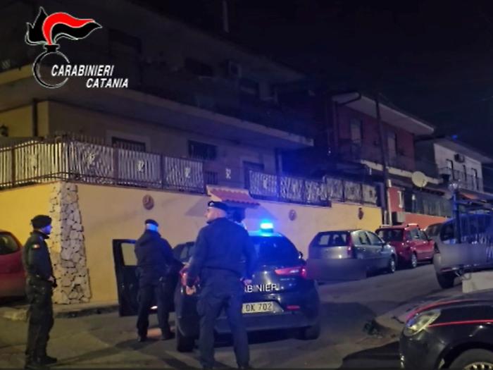 Per "riconoscersi" nel clan attavano lo scudetto del Milan: «Con questi adesivi stiamo volando»