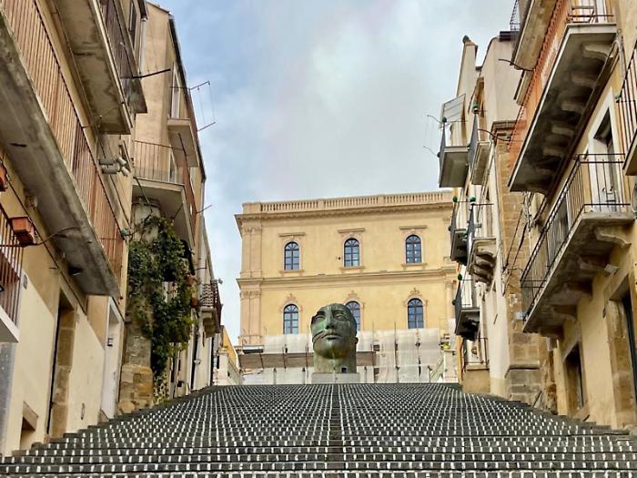 Caltagirone: il “Tindaro” di Mitoraj troneggia sulla Scala