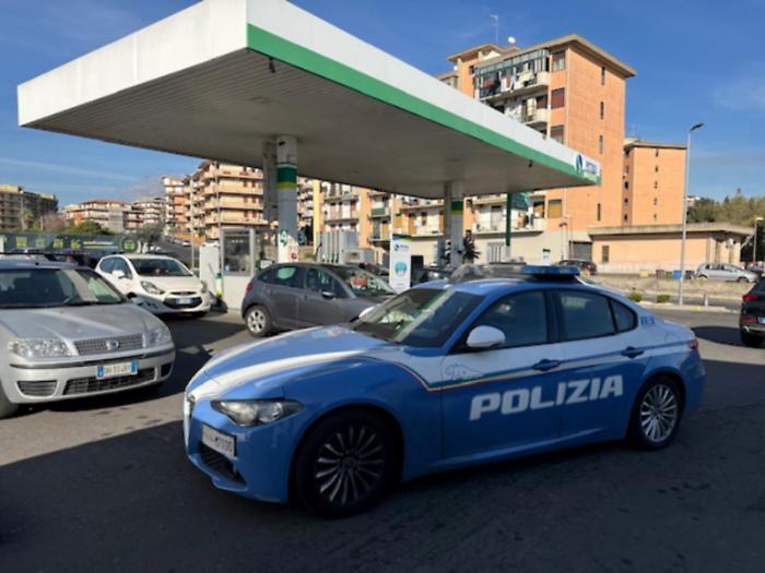 Acireale: tentata rapina, benzinaio salvato dal giubbotto