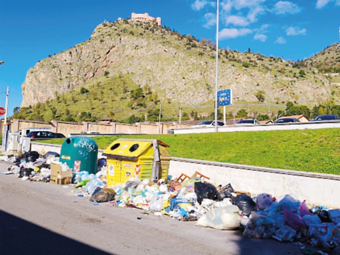 Pure i quartieri “bene” snobbano il porta a porta