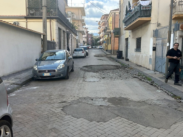 Giarre, via Fermi trasformata in un percorso a ostacoli