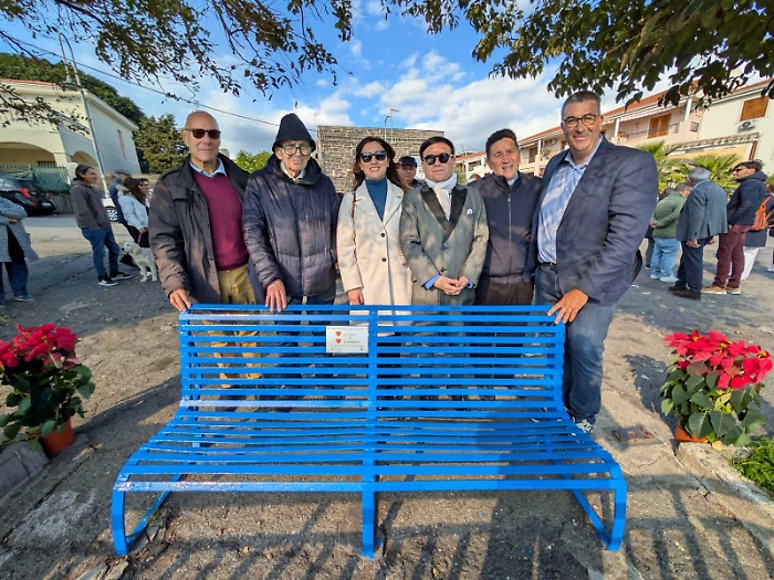 Acireale, la &ldquo;panchina blu&rdquo; &egrave; un simbolo di famiglia anche dopo la separazione 