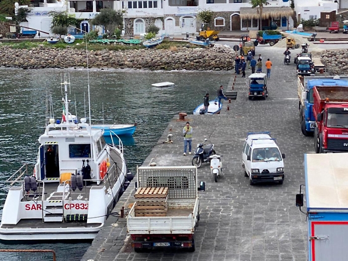 Panarea: auto elettrica finisce in mare, attimi di paura ma nessun ferito