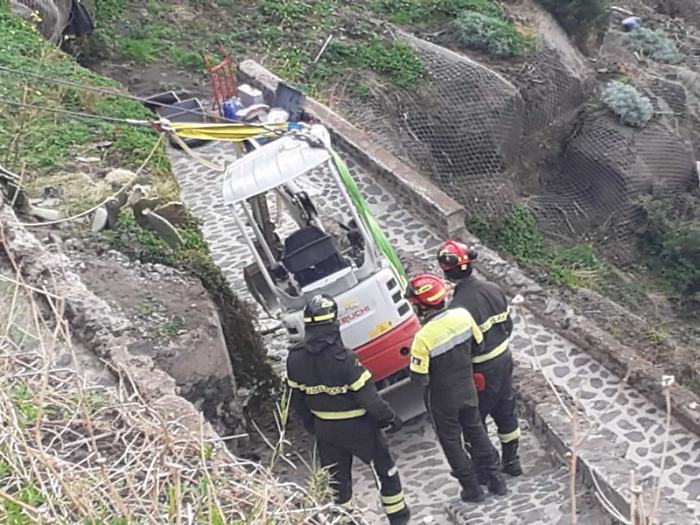 Rimosso l&rsquo;escavatore: Ginostra &egrave; tornata di nuovo raggiungibile