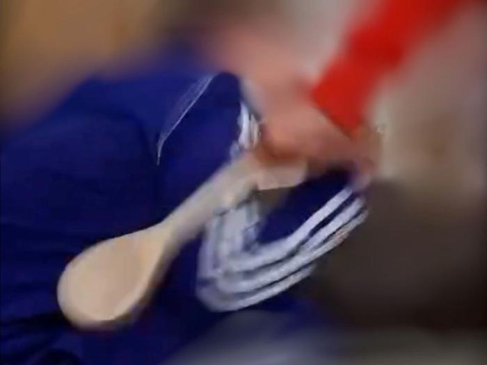 &laquo;Io sono il tuo padrone&raquo;. Due minuti e trenta secondi di percosse in diretta su TikTok. Il patrigno fermato 