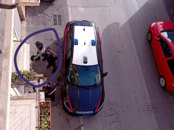 Assedio alla porta di casa: &laquo;Mi dice che &egrave; Dio e vuole entrare&raquo;