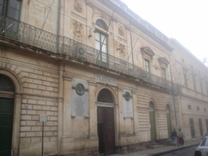 Rissa dentro l'Ufficio Turismo del Comune tra un consigliere un dipendente