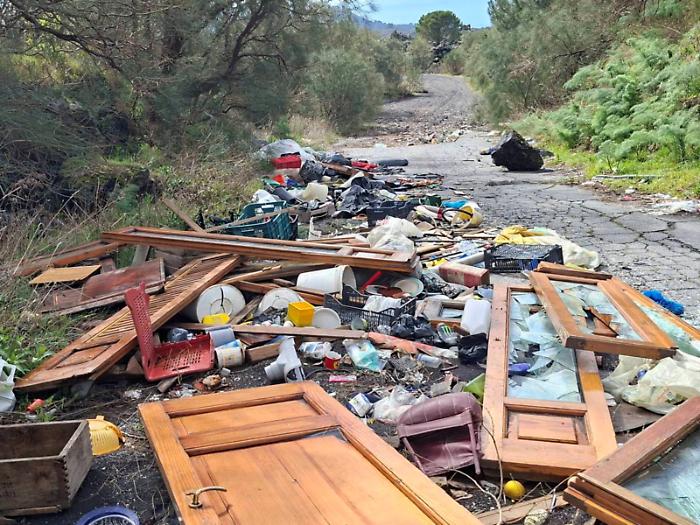 Scempio nel Parco dell&rsquo;Etna: l'ex cava diventa una discarica